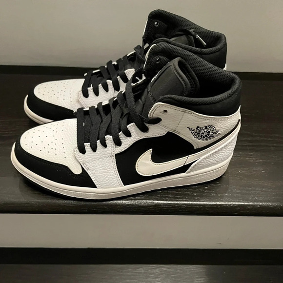 AIR JORDAN 1 retro mid ‘Tuxedo’ - Picture 3 of 15